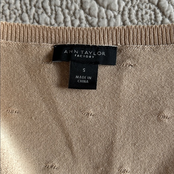 Ann Taylor Beige Short Sleeve Sweater with Textured Dots 79% cotton - Picture 5 of 5